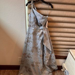 Teri Jon gown size 6 never worn, new with tag